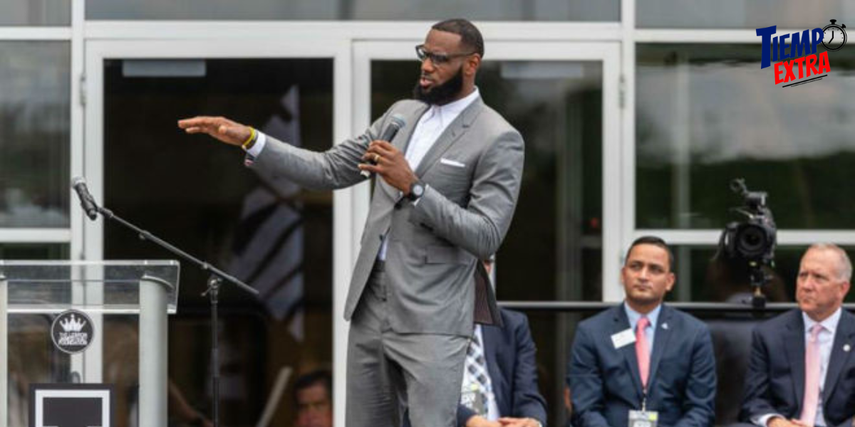 LeBron James admira el cheque de pago de una superestrella del deporte