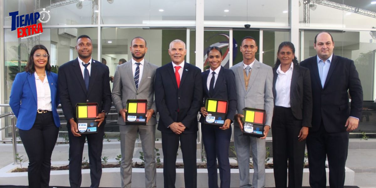Siete árbitros dominicanos recibieron su insignia internacional FIFA
