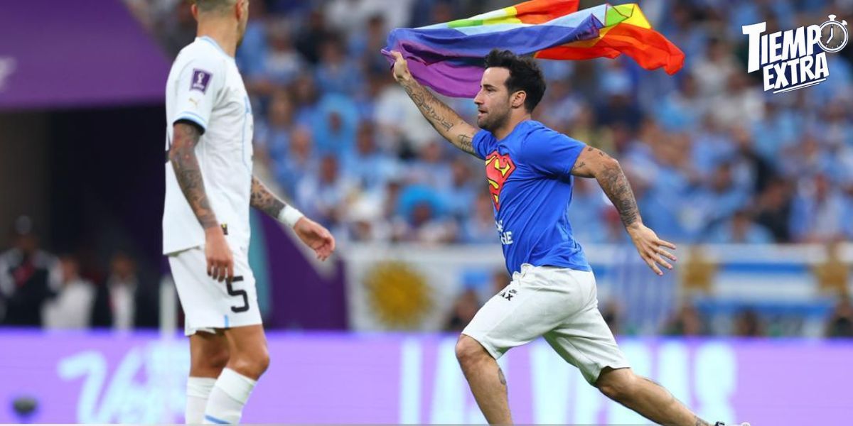 Qatar 2022: Aficionado invado Portugal-Uruguay con bandera LGBT