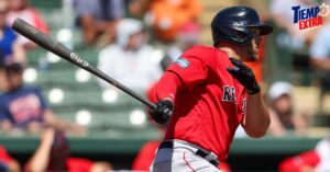 Daniel Palka entre los recortes de los Boston Red Sox en Spring Training