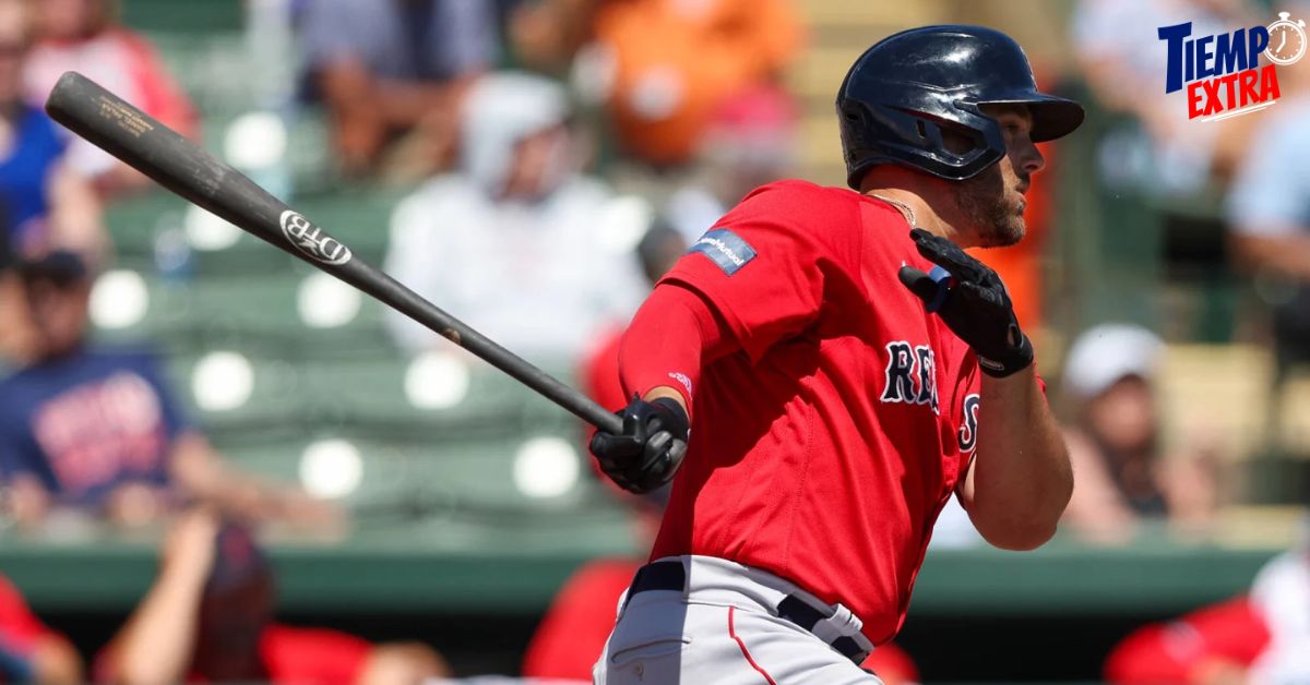 Daniel Palka entre los recortes de los Boston Red Sox en Spring Training