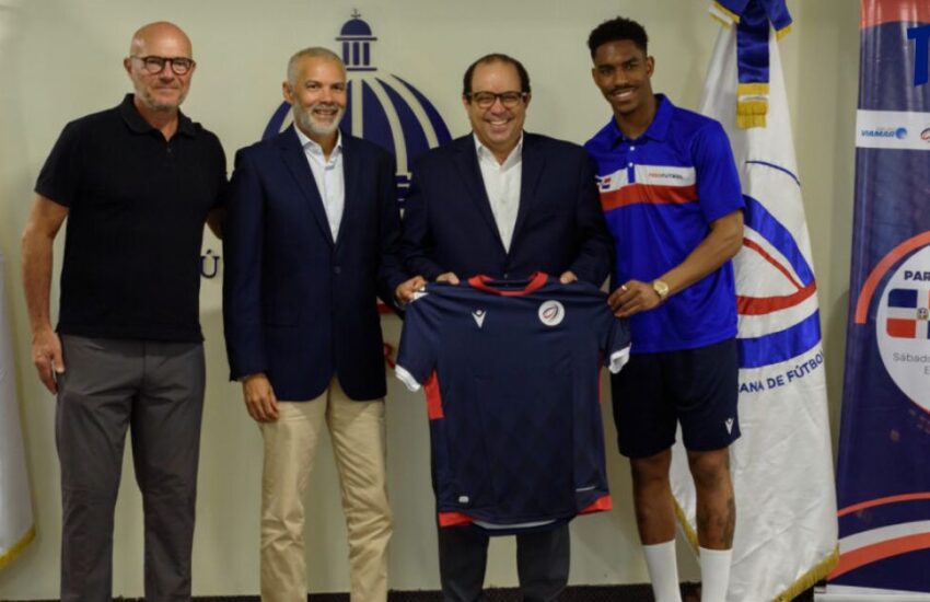 Junior Firpo presentado con la Selección Dominicana de Fútbol