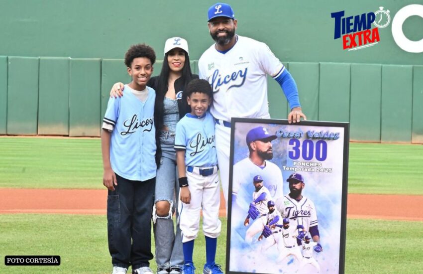 César Valdez homenajeado por los Tigres del Licey