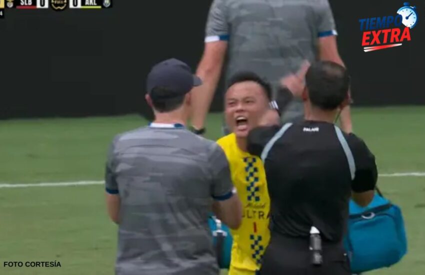 Zhou Tong PELEANDO con su cuerpo médico para no ser sustituido